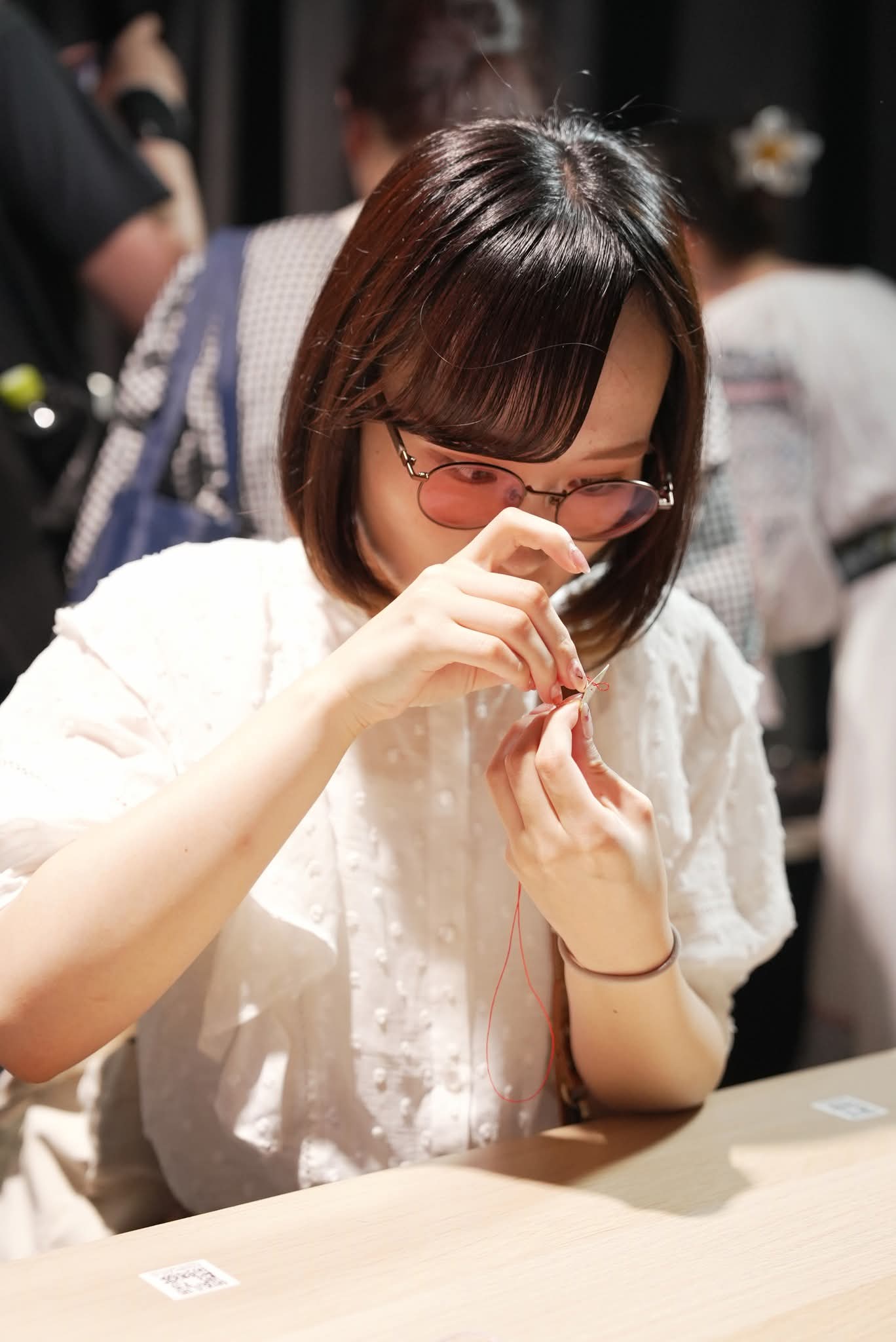 Workshopul pandantivelor unicat cu modele inspirate din arta populară românească Sursa foto Pavilionul României la Osaka 2025