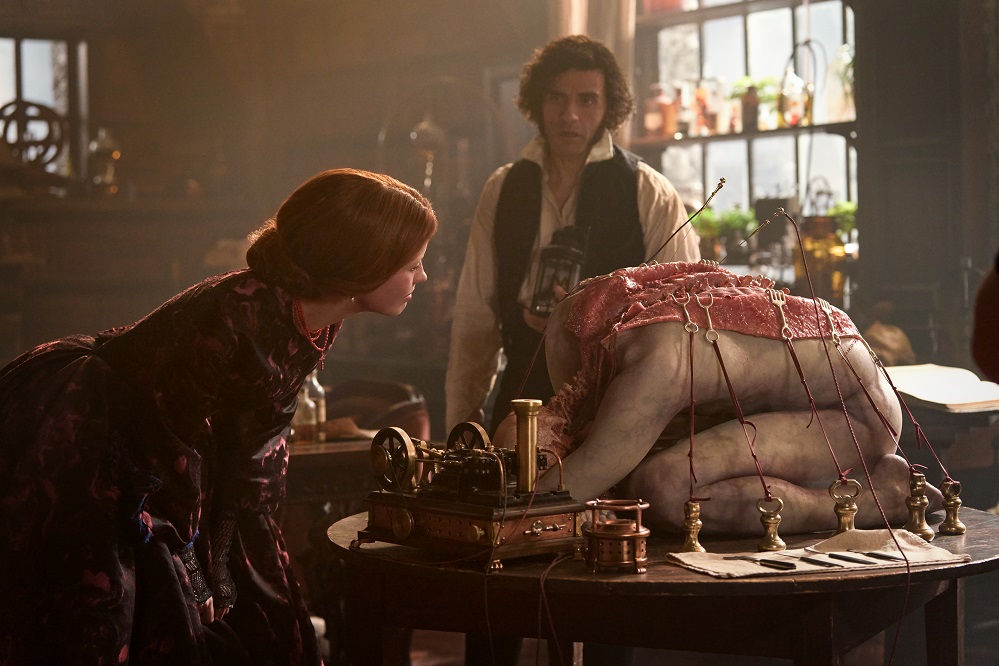 FRANKENSTEIN: Victor Frankenstein (Oscar Isaac) &Elizabeth (Mia Goth)Cr. Ken Woroner/Netflix © 2025.