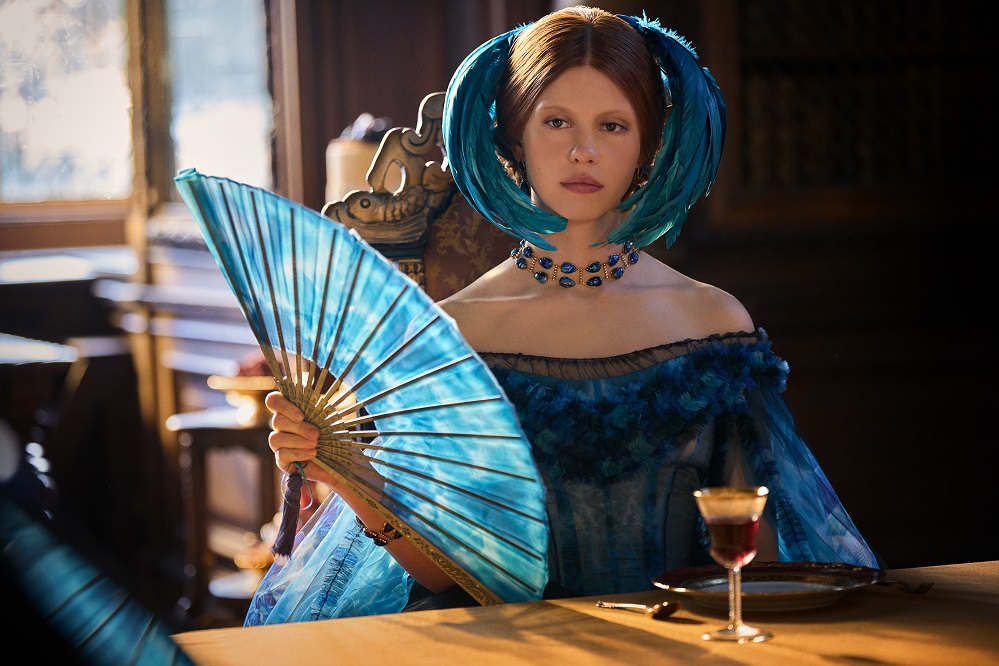 Frankenstein:Elizabeth (Mia Goth)piese Tiffany & Co. extrase din arhive Cr. Ken Woroner/Netflix © 2025