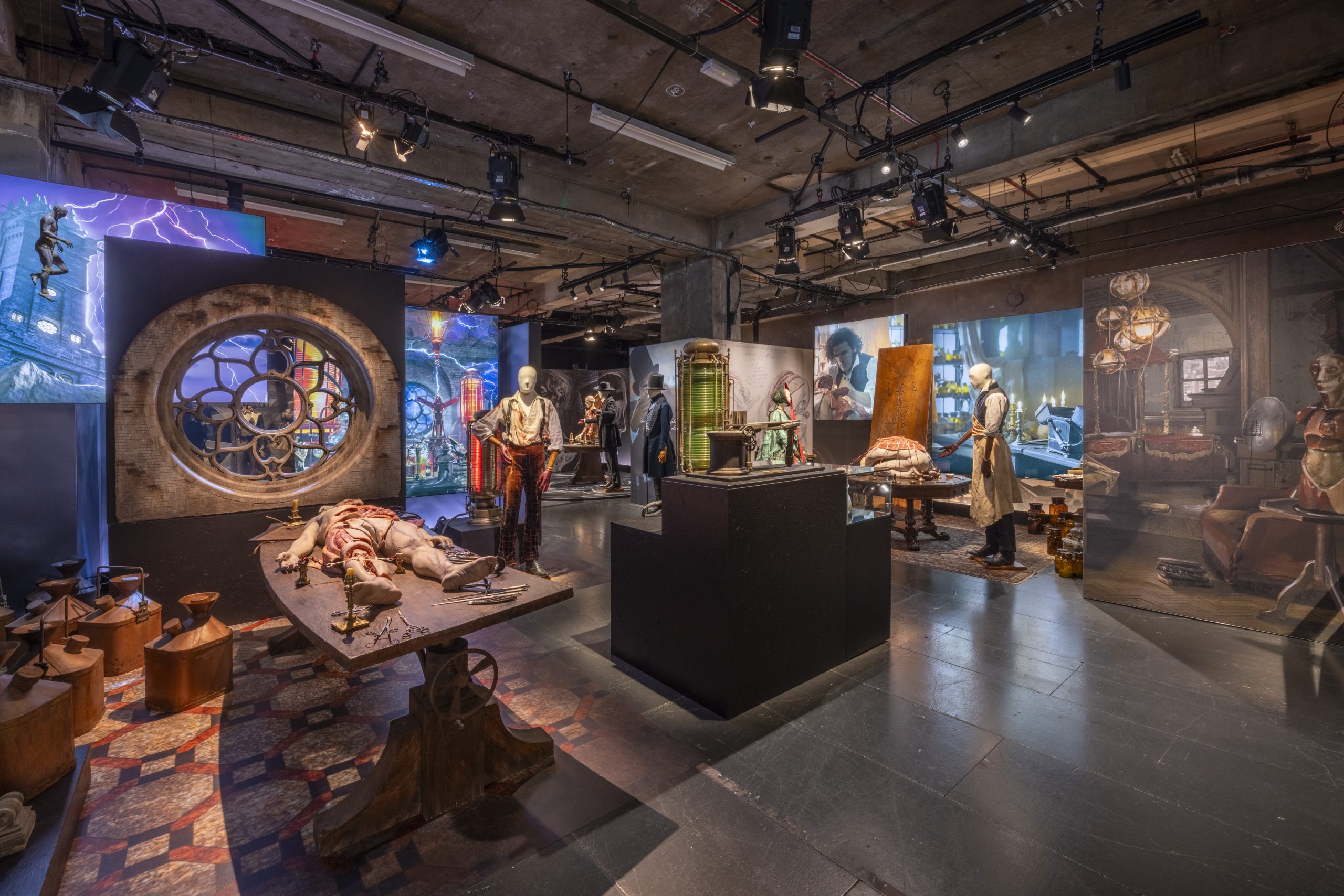 Spații speciale „listening room”, un audio imersiv la „Frankenstein: Crafting a Tale Eternal”, Netflix © 2025