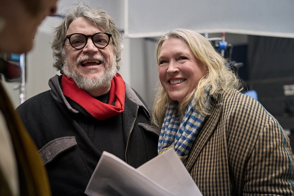 FRANKENSTEIN. Guillermo del Toro si Designerul Kate Hawley pe set-ul de la Frankenstein. Cr. Ken Woroner/Netflix © 2025