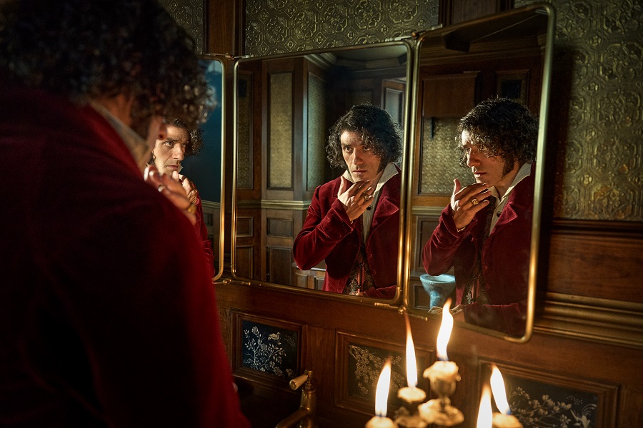 FRANKENSTEIN: Victor Frankenstein (Oscar Isaac)