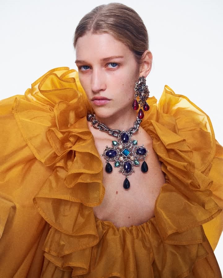 Bijuterii 2026: coliere cu pietre prețioase Saint Laurent Sursa foto Facebook Saint Laurent