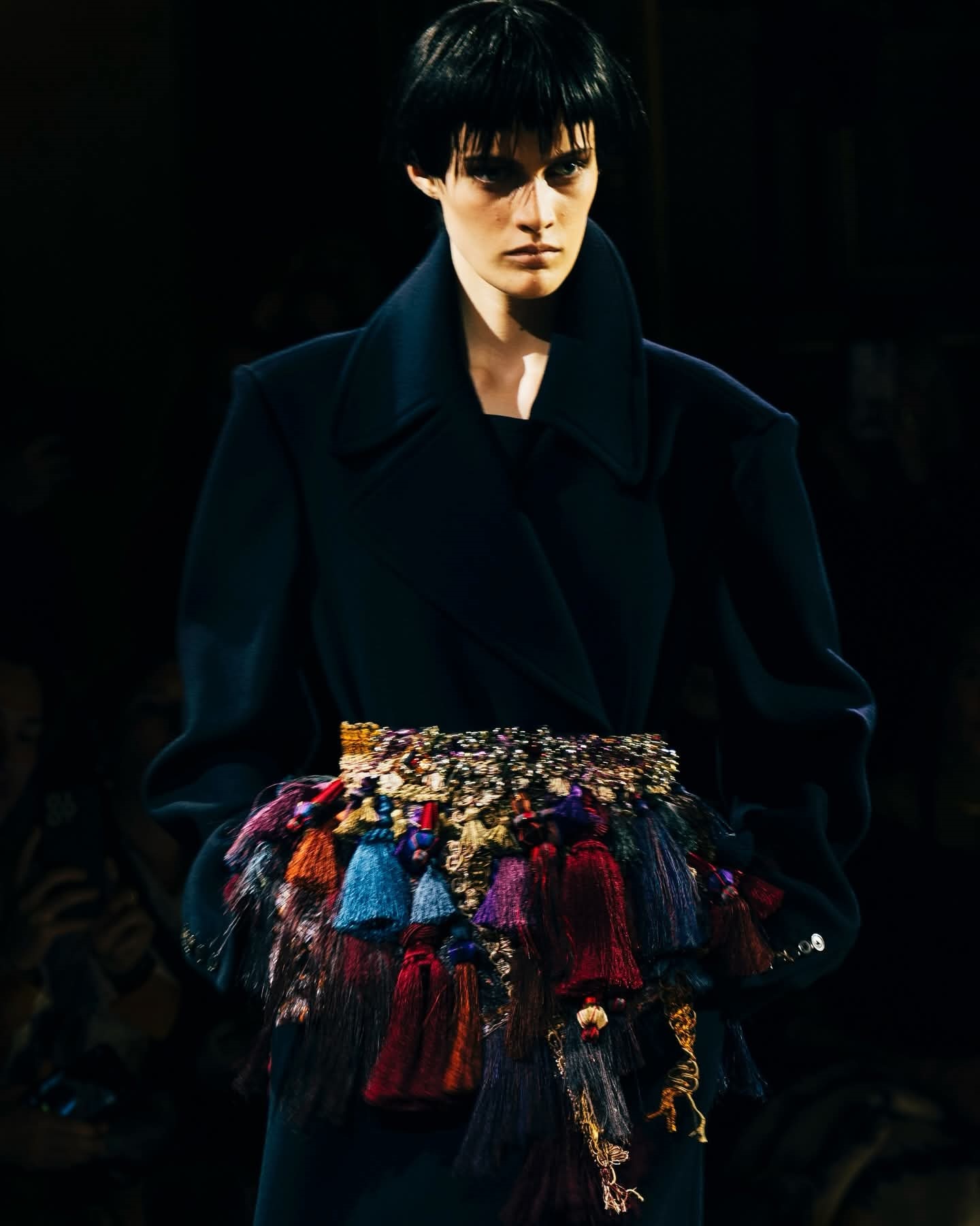 Bijuterii 2026: ciucurii ca accesorii Dries Van Noten Sursa foto: Facebook Dries Van Noten