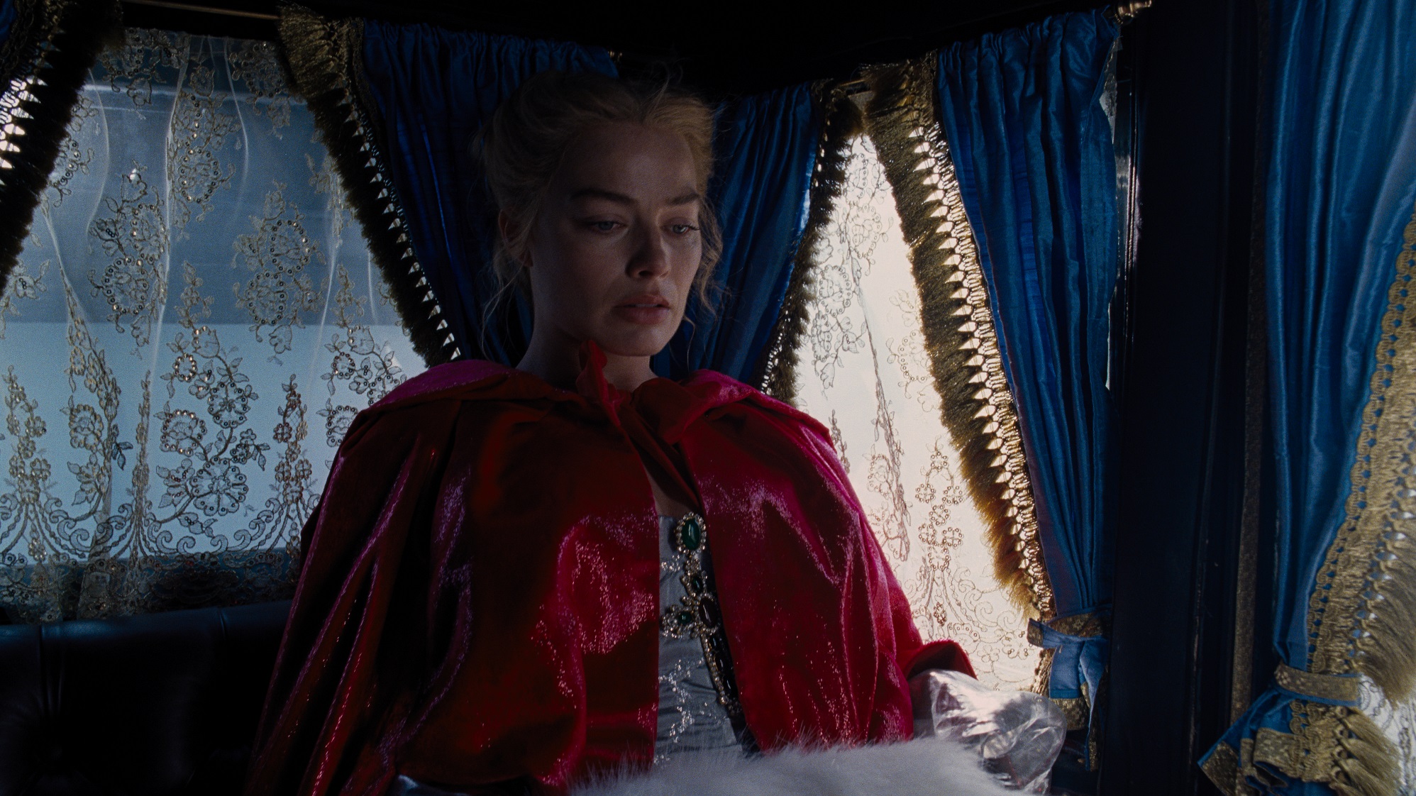 Costumele din filmul „Wuthering Heights” regizat de Emerald Fennell libertatea artistică în designul vestimentar Sursa foto:Vertical Entertainment