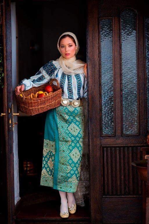 Laura Cosoi purtând costumul Zamfirei pentru ”România Centenară”