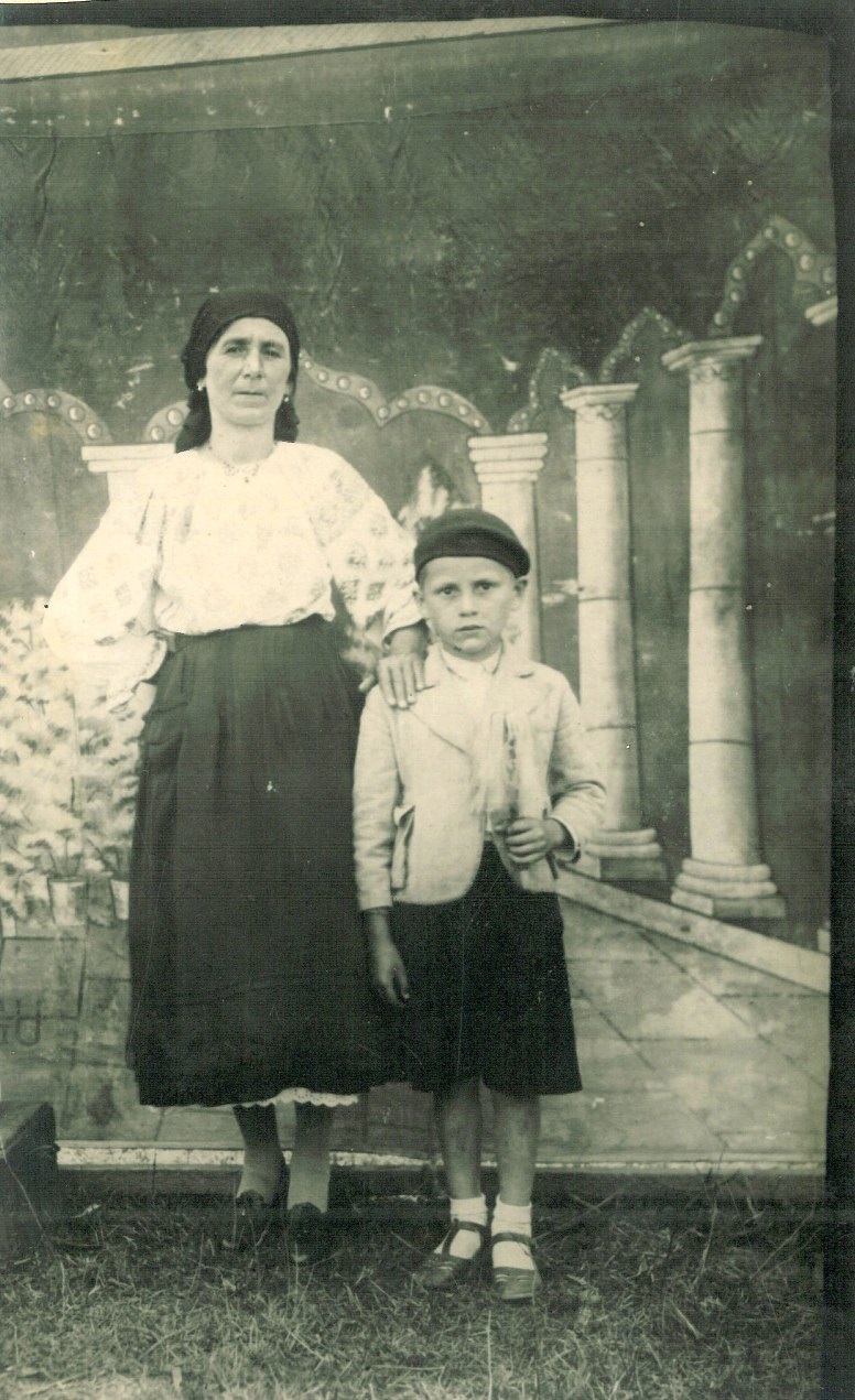Mamare împreună cu nepotul ei, tatăl meu, Constantin