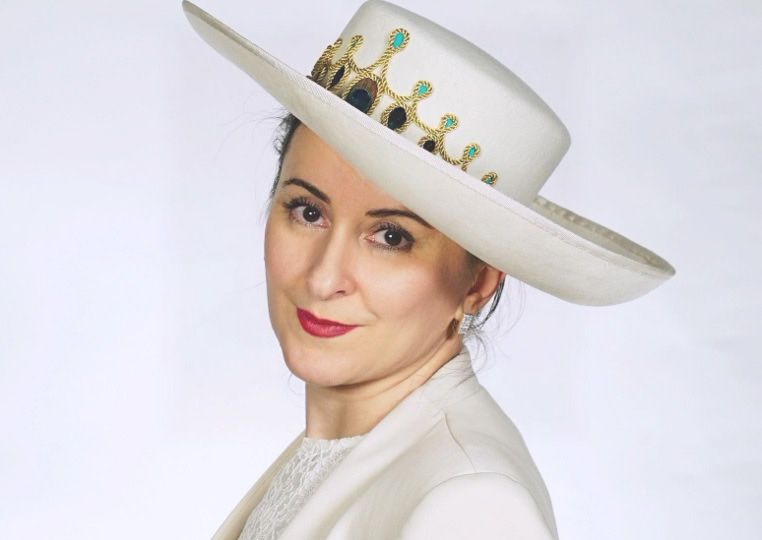 Maria-Carmen Syed Abdul Melnic creează pălării pentru femei din întreaga lume