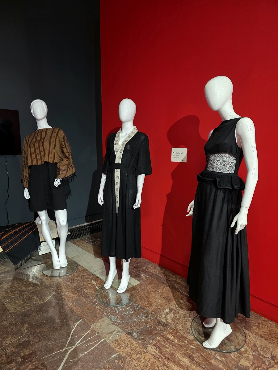Rochița neagră tradiție și design contemporan Hagyományok Háza-Casa Tradițiilor din Budapesta, Mincu Gallery Bucharest Design Festival International design