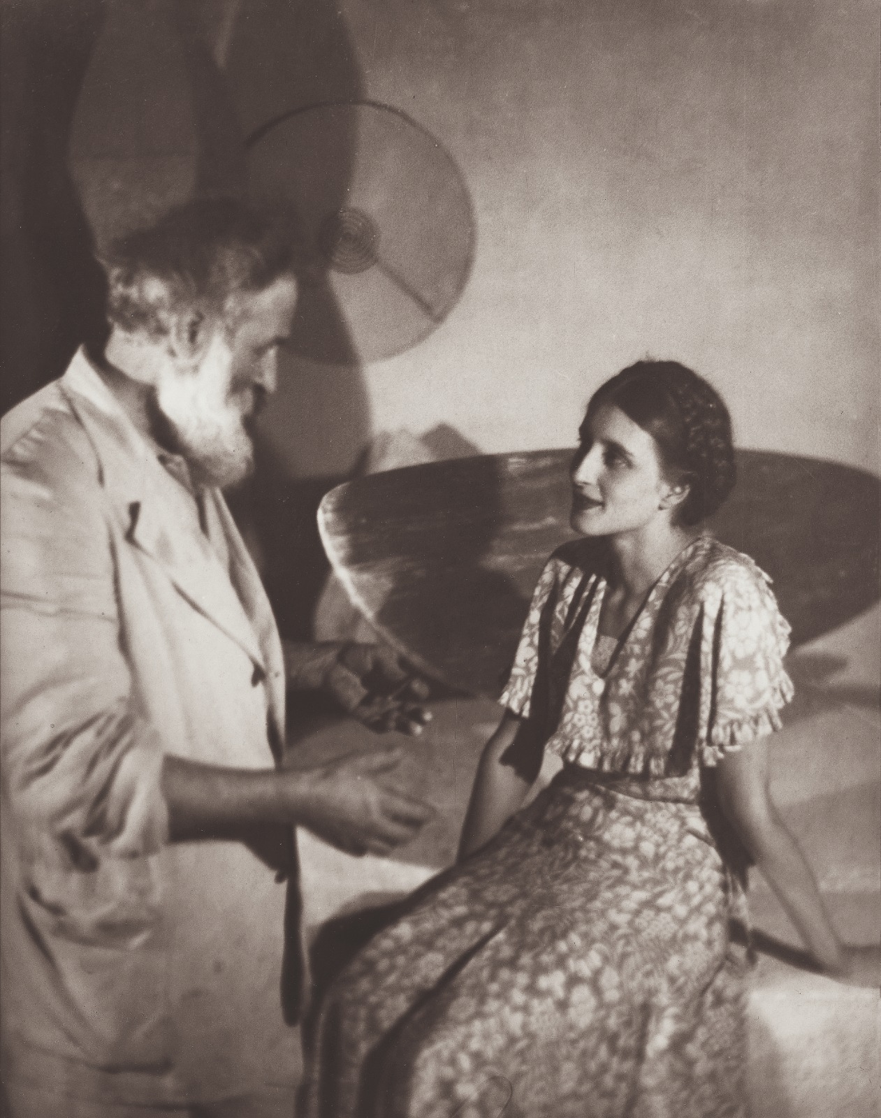 Brâncuși și muzele sale. Brâncuși și Marthe Lebherz în atelier cca. 1930 © Centre Pompidou, MNAM-CCI, Dist (2). GrandPalaisRmn _ Georges Meguerditchian