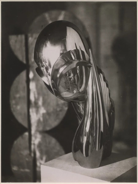 ”Brâncuși și muzele sale” Fotografie realizată de Constantin Brâncuși, Domnișoara Pogany, colecție privată