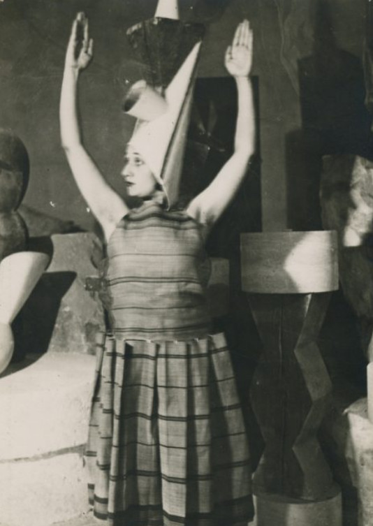 ”Brâncuși și muzele sale” Fotografie realizată de Constantin Brâncuși, Lizica Codreanu în atelier interpretând Gymnopediile de Erik Satie, 1922, Nouveau Musée National de Monaco 2