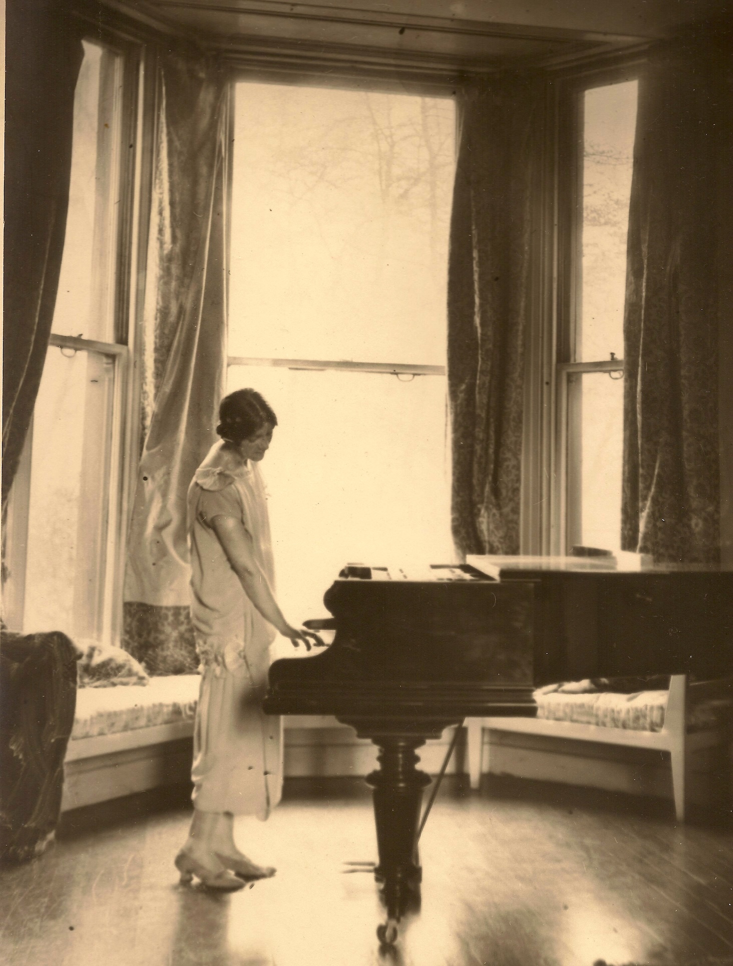 ”Brâncuși și muzele sale”Vera Moore la pian, colecție privată, fotograf anonim