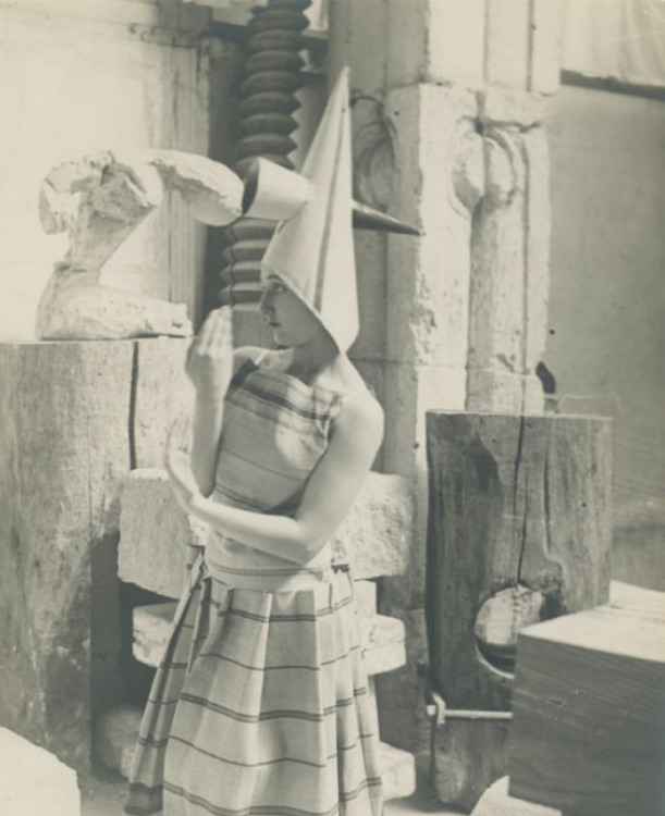 Fotografie realizată de Constantin Brâncuși, Lizica Codreanu în atelier interpretând Gymnopediile de Erik Satie, 1922, Nouveau Musée National de Monaco